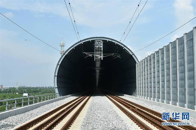 这是江湛铁路上的全封闭声屏障（6月27日摄）。 新华社记者 梁旭 摄