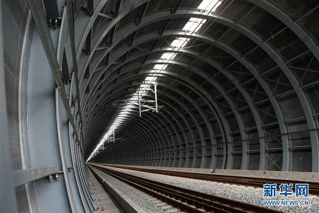 江湛铁路上的全封闭声屏障内部（6月27日摄）。新华社记者 张加扬 摄