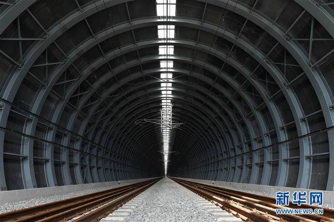 这是江湛铁路上的全封闭声屏障内部（6月27日摄）。新华社记者 梁旭 摄