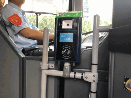 教你怎么用微信扫码乘坐上海公交车，刷微信坐