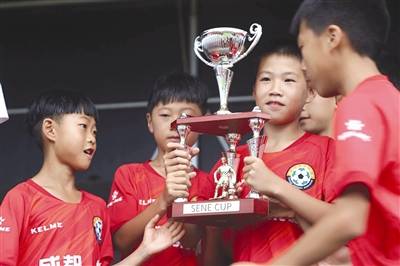 中国足球少年海外“塞纳杯”夺冠含泪高唱国歌，这群少年圈粉无数
