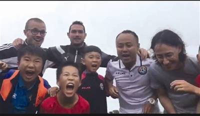 中国足球少年海外“塞纳杯”夺冠含泪高唱国歌，这群少年圈粉无数