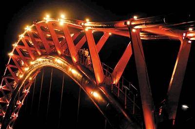 6月4日晚，7名大学生被困在30余米高的涪江四桥桥顶的主拱圈里