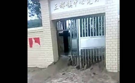 湖南学生被水冲走 强降雨袭击湘南仍在全力搜救中