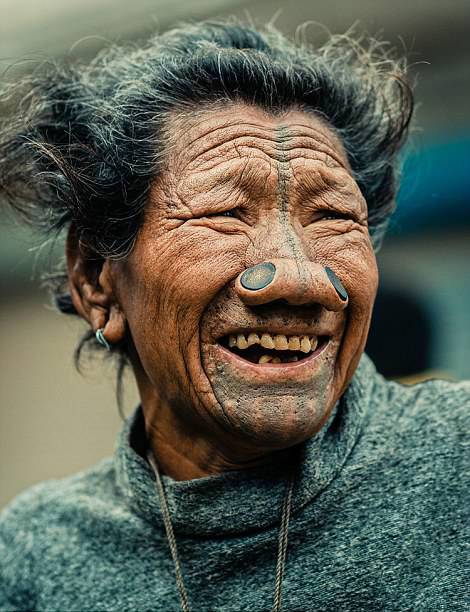 这些吊诡的图片，向我们展示了世界上最后一代“鼻塞女人”，她们来自遥远的印度“阿鲁纳恰尔邦(Arunachal Pradesh)”(即中国藏南地区)齐洛(Ziro)谷的阿帕塔尼(Apatani)部落。