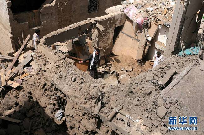6月25日，在也门阿姆兰省，当地居民在废墟中寻找幸存者。