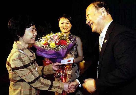 2004年6月4日，中国工程院院长徐匡迪为新当选的中国工程院院士颁发证书。