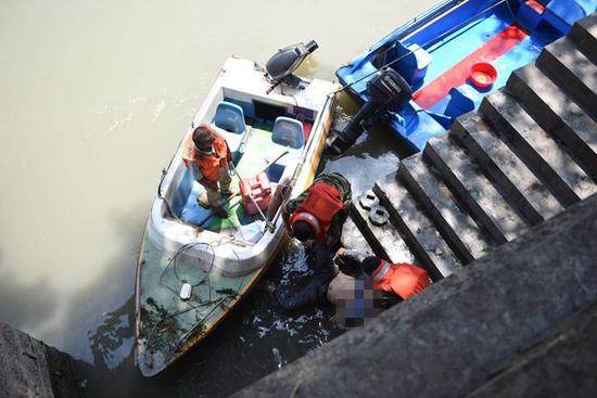 清理河道时船被冲翻 两名河道清洁工不幸身亡
