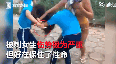 近日，巴西女子伊莱恩看见自己读初中的女儿与同学打架后不仅没有阻止，还建议女儿拿出口袋里藏着的锋利小刀往对方胸部刺去。视频显示，2名穿着蓝色运动服的初中女生正狂殴对方，双方都死死拽住对方的头发不肯放，伊莱恩不断鼓励女儿用刀刺对方：“朝她胸部捅过去！”女孩被刺后鲜血直流，伊莱恩担心弄出人命才出手把刀夺回来。被刺女生伤势严重，但幸好保住了性命。这对母女在事后藏了起来以躲避警方追捕。