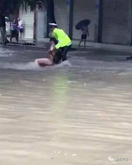 惊险！四川突降暴雨 女子被急流冲走交警疾步拽住