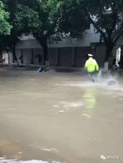 惊险！四川突降暴雨 女子被急流冲走交警疾步拽住