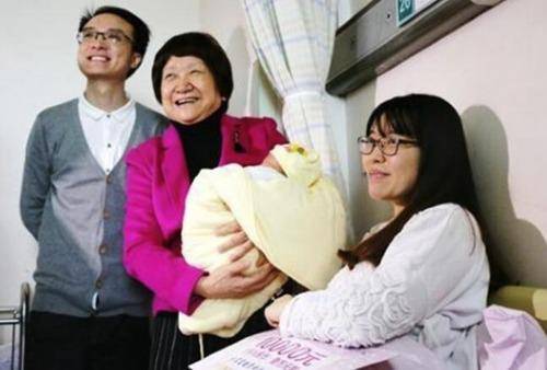 卢光琇(中)怀抱着罗优群夫妇的女儿