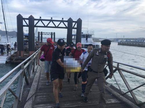 中国游客泰国遇难 媒体：不慎被大浪拍下岸