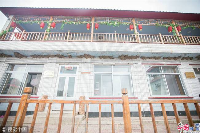 辽宁省丹东市绿江村，一位农户家门口密密麻麻筑起了近百个燕子窝，吸引全国各地的游客前来围观拍照，成为“特殊”的景点。（锐图/视觉中国）