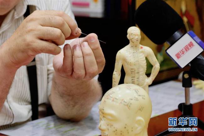  6月14日，中医针灸师萨巴赫在伊拉克首都巴格达的中医诊所展示针灸针。新华社发（哈利勒·达伍德摄）