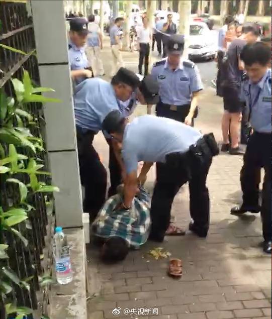 上海一男子持刀伤人致2死2伤 系生活无着报复社会