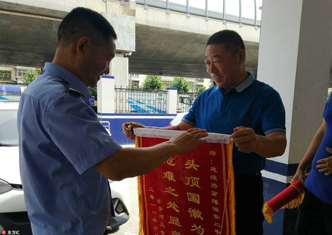 2018年6月4日上午，郑州市建设路派出所院内，市民付先生握住辖区民警乔向伟警官的双手连声感谢着。