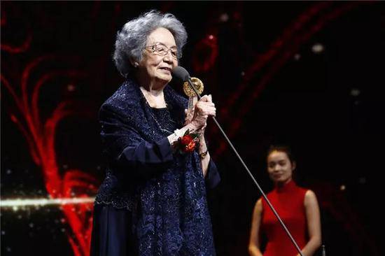 2016年3月25日，叶嘉莹先生在“世界因你而美丽—影响世界华人盛典”颁奖礼上致辞。