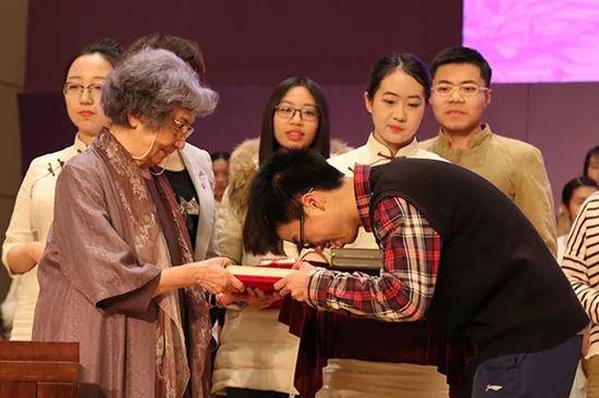 2017年12月21日晚，叶嘉莹先生出席第二十一届叶氏驼庵奖学金、第十三届蔡章阁奖助学金颁奖典礼，并致辞与颁奖。