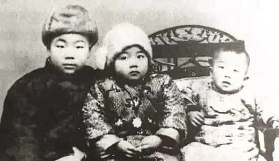 叶嘉莹先生三岁时与小舅李棪（左）及大弟叶嘉谋（右）合影。