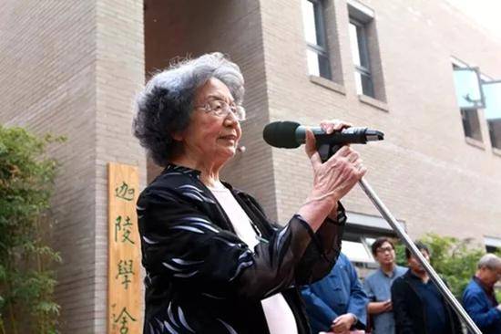 她受聘于国内多所大学客座教授及中国社会科学院文学所名誉研究员。