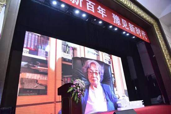 94岁高龄的叶嘉莹先生今天没能来到现场，但特意录制了一段VCR祝贺大会圆满成功。