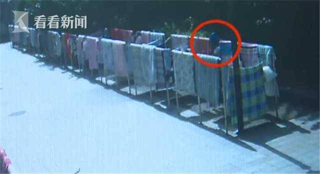 变态男下班后去校女生宿舍偷内裤