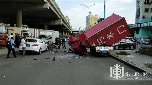 惊险！东北一货车坠桥砸面包车 受伤司机送往医院救治