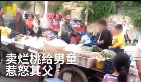 老太卖烂桃给男童 遭男童父亲掀水果摊