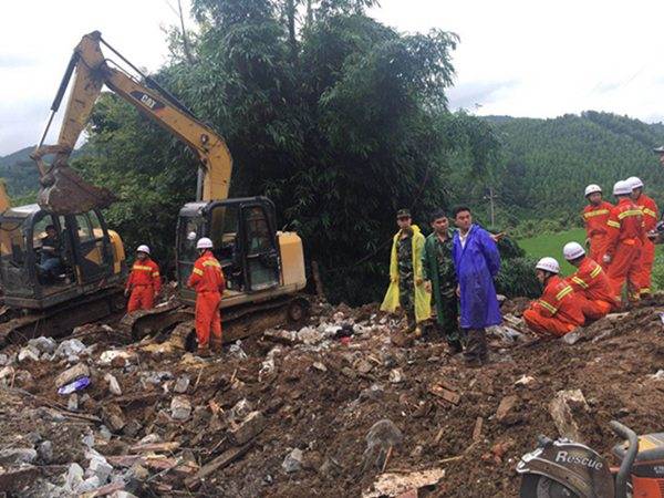 广西凌云山体滑坡致一家六口失联 现场找到两具遗体