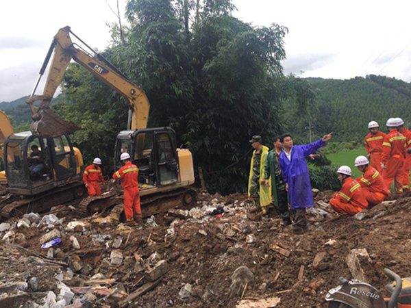 广西凌云山体滑坡致一家六口失联 现场找到两具遗体