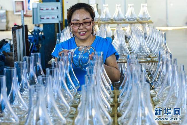 6月23日，河北省阜城县鼎硕玻璃制品有限公司的工作人员在抽检工艺玻璃制品。新华社记者李晓果摄