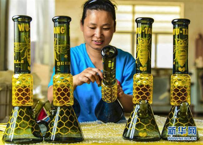 6月23日，河北省阜城县鼎硕玻璃制品有限公司的工作人员在给工艺玻璃制品贴花。新华社记者李晓果摄