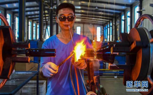 6月23日，河北省阜城县鼎硕玻璃制品有限公司工人在车间加工工艺玻璃制品。