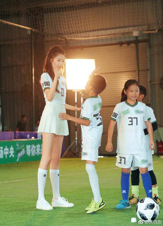 鹿晗女友变足球少女 关晓彤:我是上场踢过球的人了