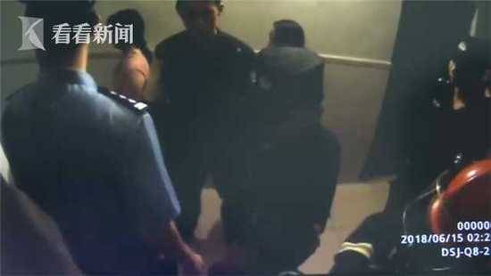 女友分手一周另结新欢 男子持刀抱煤气罐讨说法