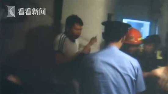 女友分手一周另结新欢 男子持刀抱煤气罐讨说法