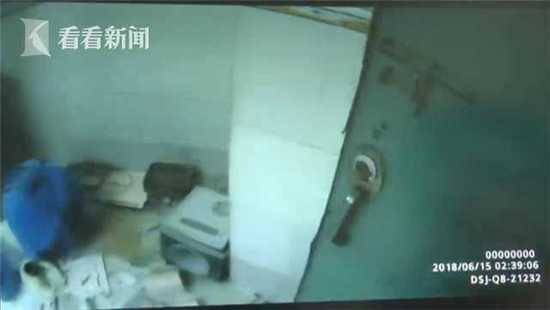 女友分手一周另结新欢 男子持刀抱煤气罐讨说法