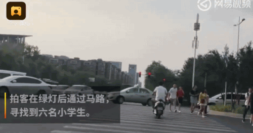 【小学生闯红灯过马路逼停多辆车：不怕，出了事家里有钱治】6月15日，河南郑州，一群小学生闯红灯过马路，窜进车流追逐打闹，逼停多辆轿车。拍客随后追上他们，询问他们闯红灯的事情，但他们毫不在意称：不怕，出了事家里有钱治。还有一个小学生笑称：“他家可有钱，他家开保时捷。” 这事你怎么看？