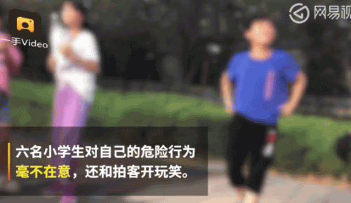 【小学生闯红灯过马路逼停多辆车：不怕，出了事家里有钱治】6月15日，河南郑州，一群小学生闯红灯过马路，窜进车流追逐打闹，逼停多辆轿车。拍客随后追上他们，询问他们闯红灯的事情，但他们毫不在意称：不怕，出了事家里有钱治。还有一个小学生笑称：“他家可有钱，他家开保时捷。” 这事你怎么看？