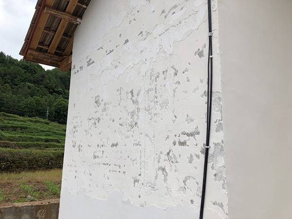 老人宁住小黑屋不去安置房:干农活回去得走10公里