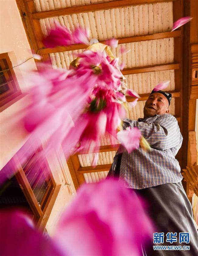  在和田市伊力其乡依盖尔其村，花农如则托合提·如孜准备制作玫瑰花酱（6月6日摄）。新华社记者 赵戈摄