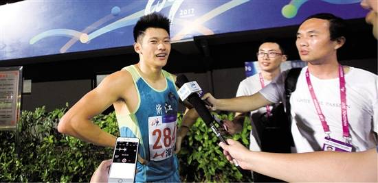 参赛学生运动会百米 谢震业想为浙大尽一份力