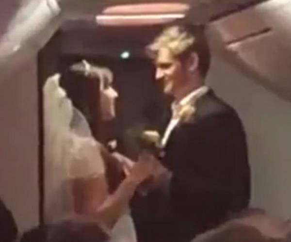 外国新人在航班上举行婚礼 机长负责主持