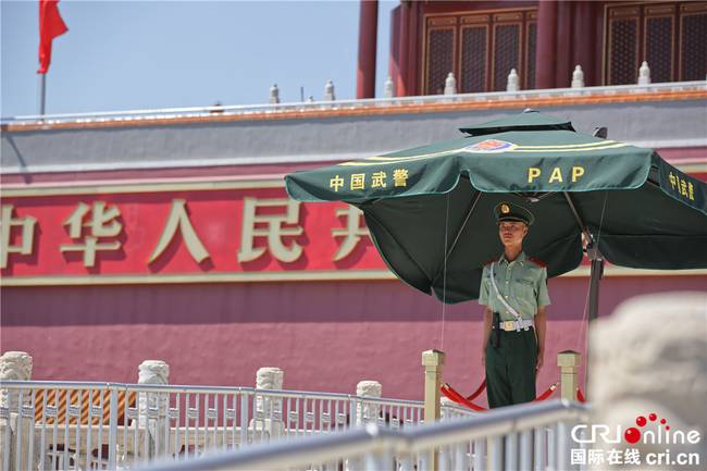 天安门广场地表温度破50℃ 武警战士坚守哨位