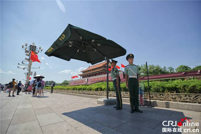 天安门广场地表温度破50℃ 武警战士坚守哨位