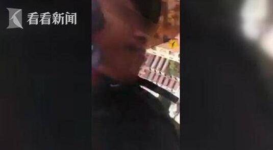 男子街头直播被抢手机 劫匪被拍到脸 瞬间成“网红” 
