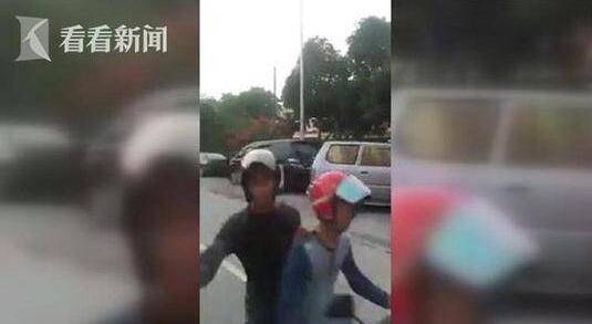 男子街头直播被抢手机 劫匪被拍到脸 瞬间成“网红” 