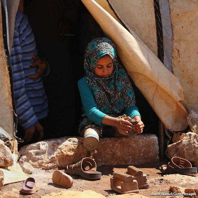 没钱装义肢，叙利亚8岁女童靠两个罐头走路（图）