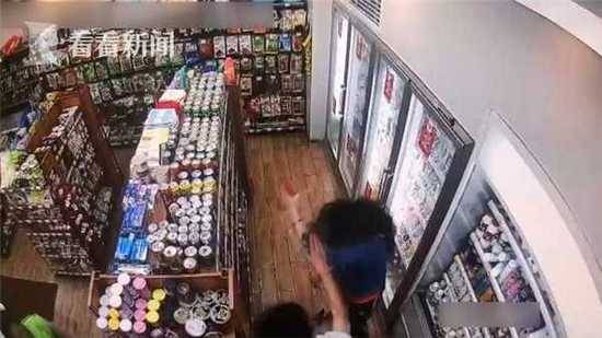 女店员提醒遭对方2男毒打